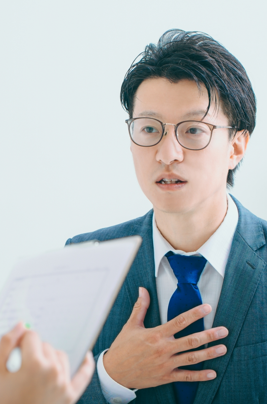 スーツの男性の商談写真