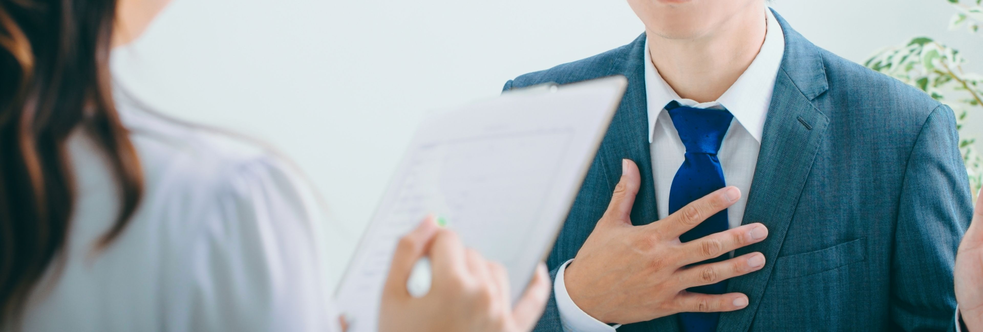 スーツの男性の商談写真